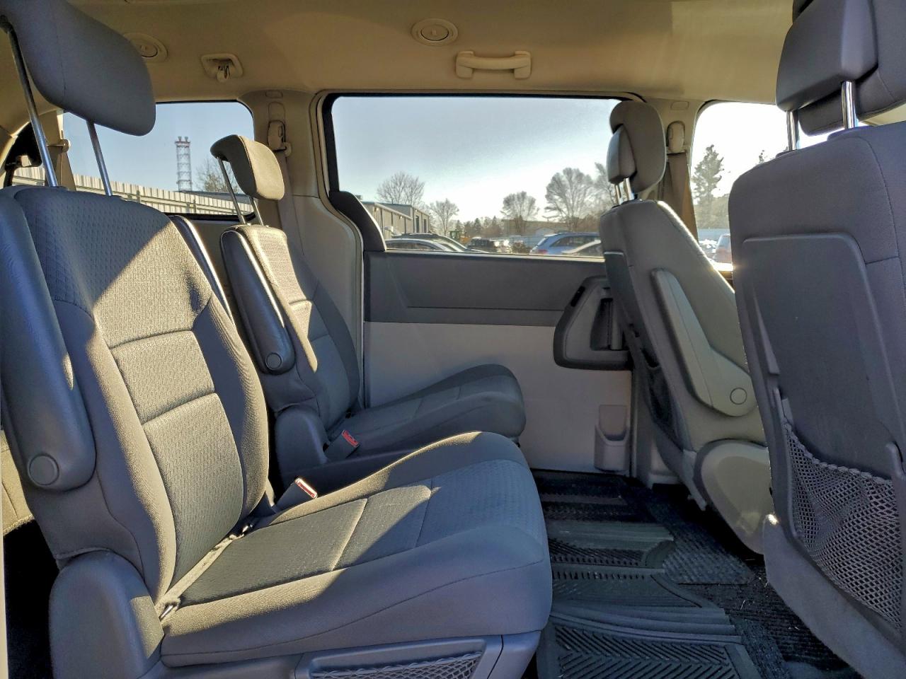 2010 CHRYSLER TOWN & COUNTRY TOURING photo 11