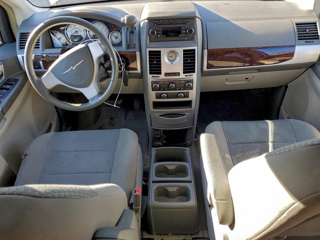 2010 CHRYSLER TOWN & COUNTRY TOURING photo 8