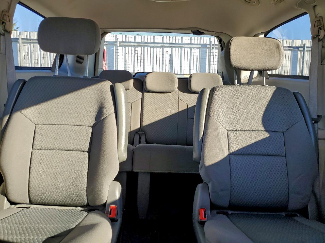 2010 CHRYSLER TOWN & COUNTRY TOURING photo 10