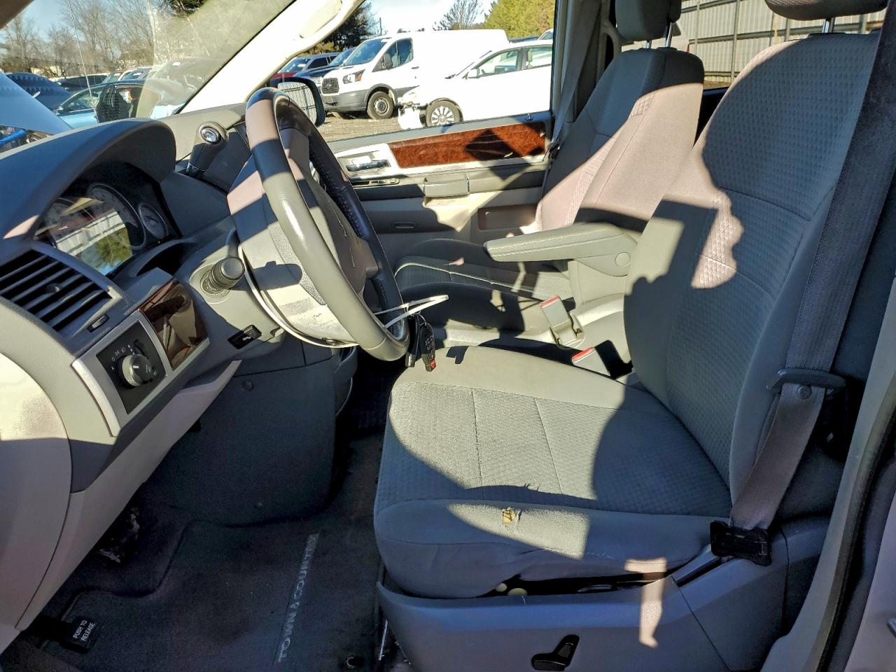2010 CHRYSLER TOWN & COUNTRY TOURING photo 7