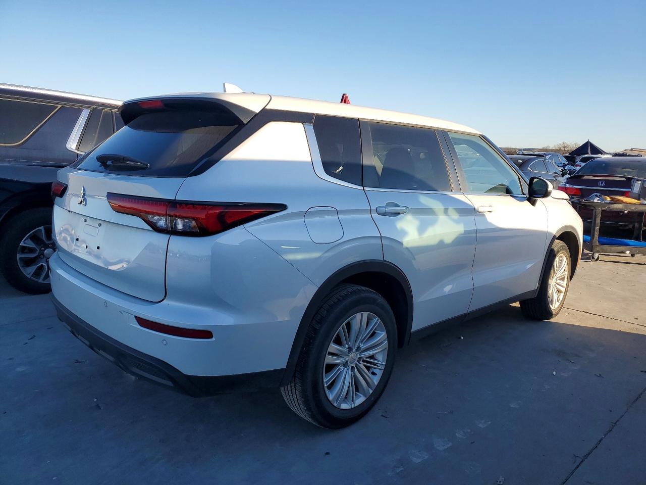2024 MITSUBISHI OUTLANDER ES photo 3