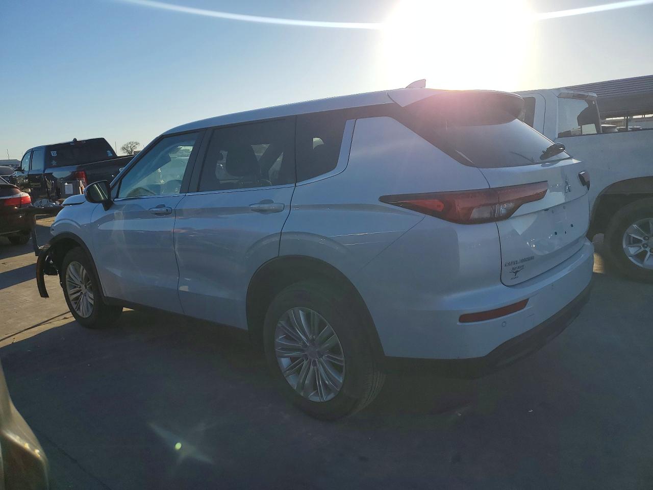 2024 MITSUBISHI OUTLANDER ES photo 2