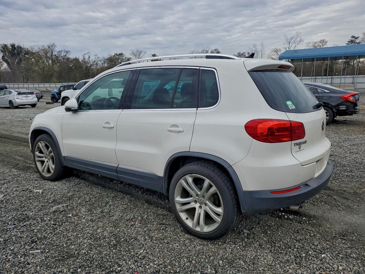 2013 VOLKSWAGEN TIGUAN S photo 2