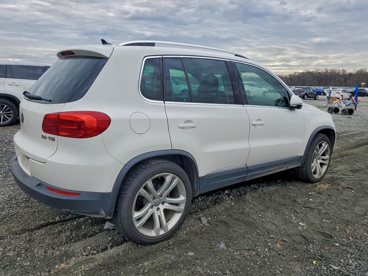 2013 VOLKSWAGEN TIGUAN S photo 3