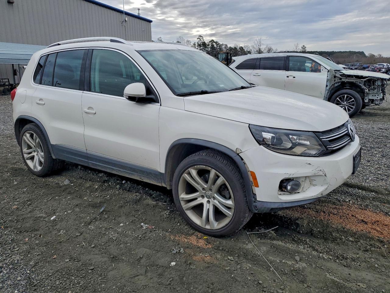 2013 VOLKSWAGEN TIGUAN S photo 4