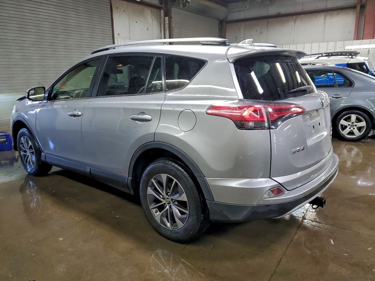 2017 TOYOTA RAV4 HV LE photo 4
