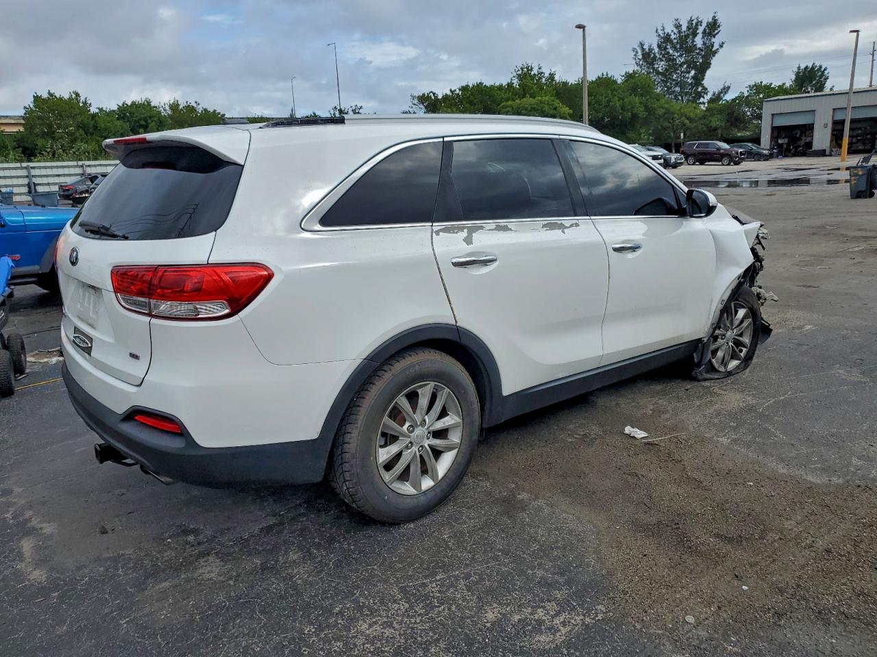 2017 KIA SORENTO LX photo 3