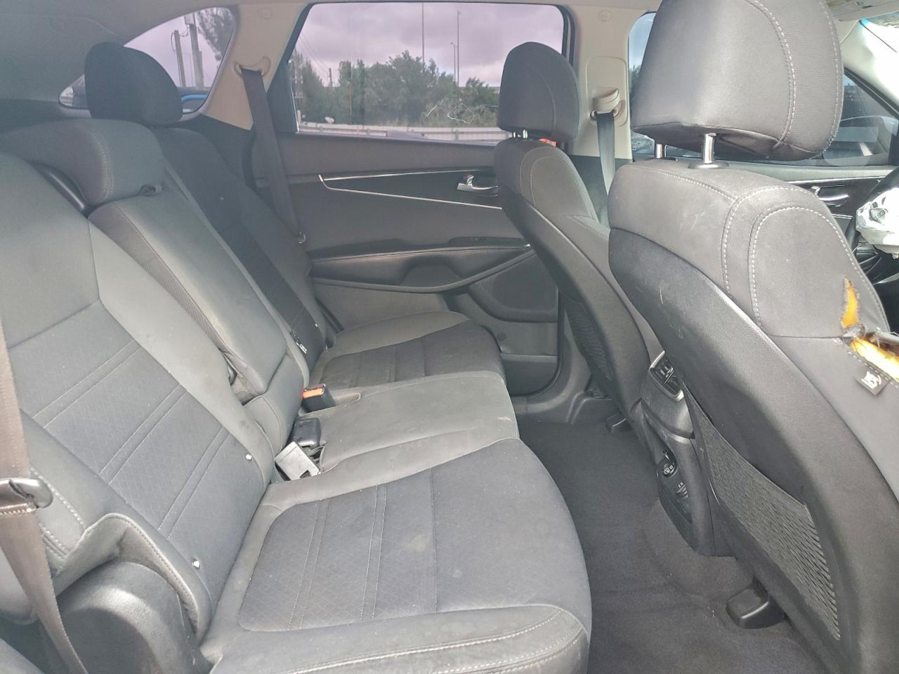 2017 KIA SORENTO LX photo 10