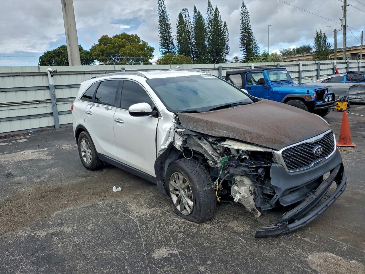 2017 KIA SORENTO LX photo 4