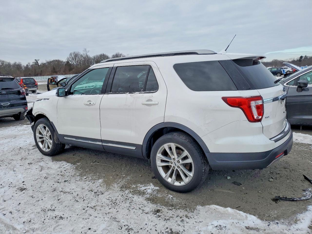 2019 FORD EXPLORER XLT photo 2