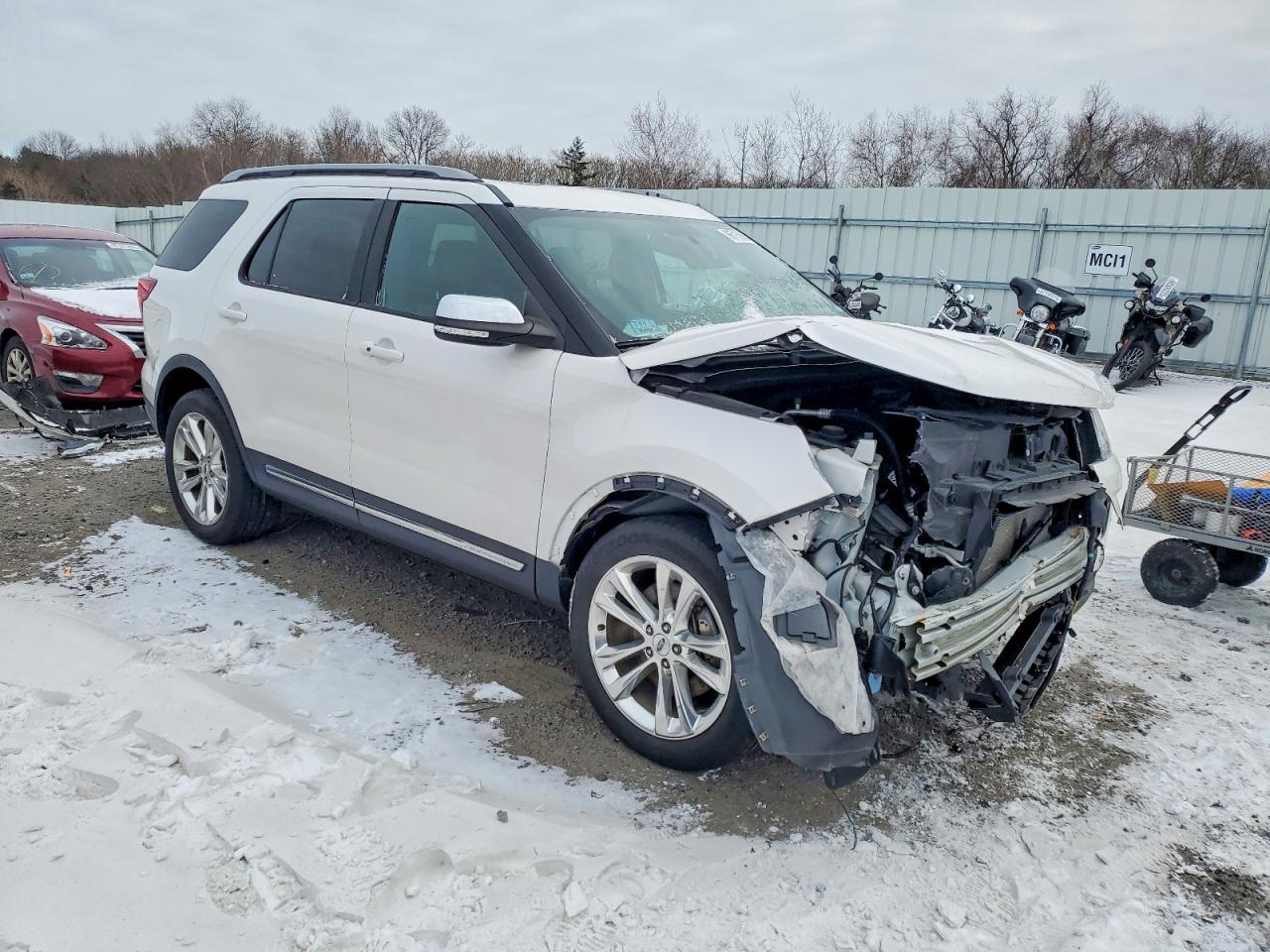 2019 FORD EXPLORER XLT photo 4