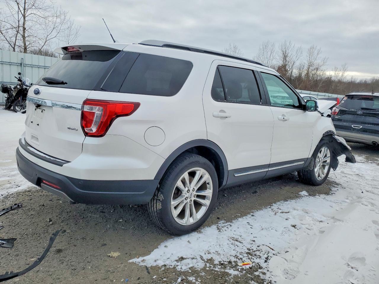 2019 FORD EXPLORER XLT photo 3
