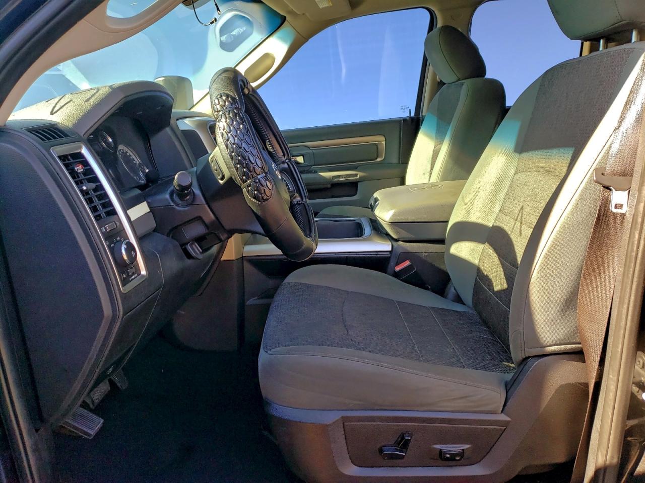 2016 RAM 1500 SLT photo 7