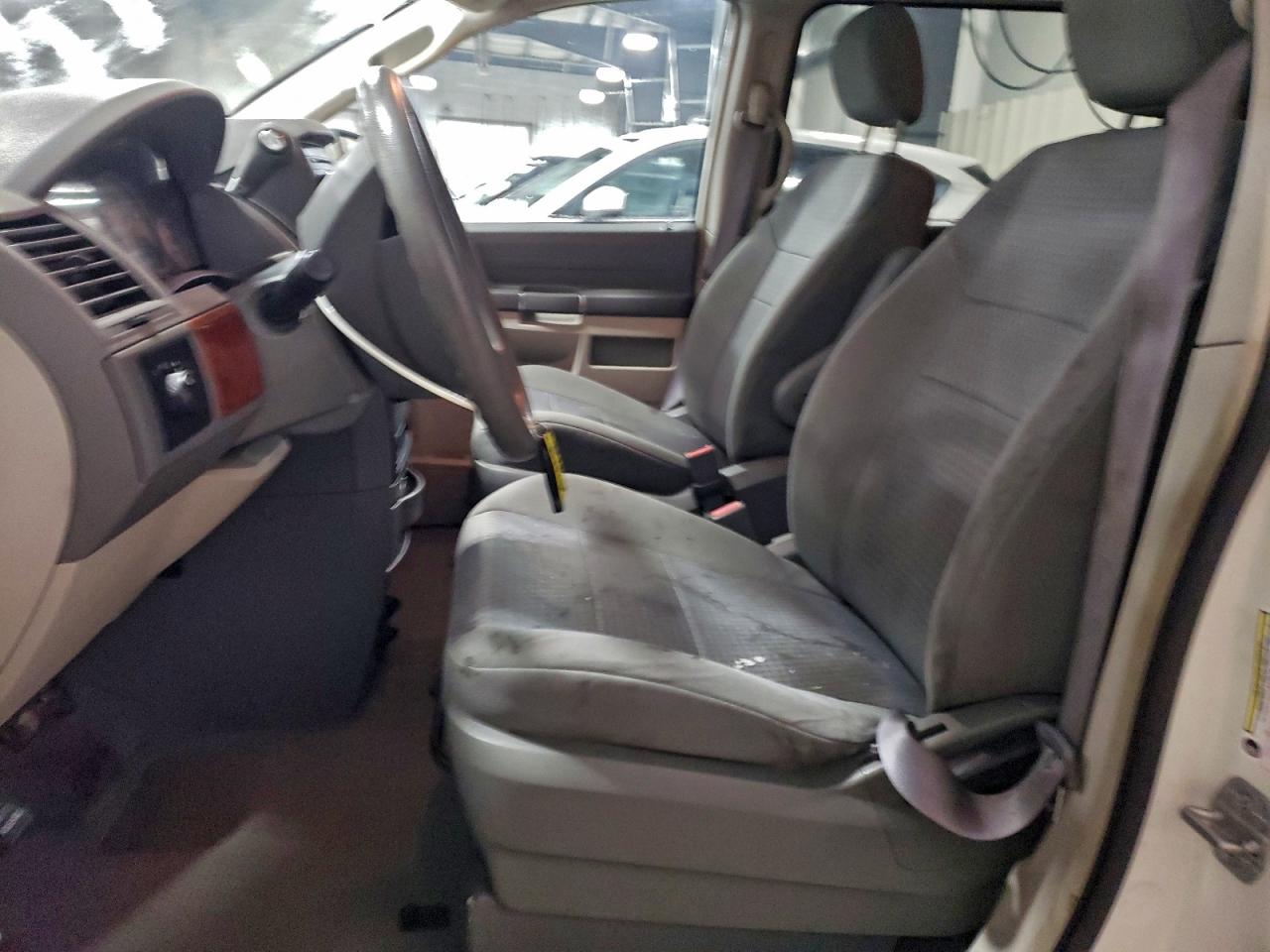 2008 CHRYSLER TOWN & COUNTRY LX photo 7