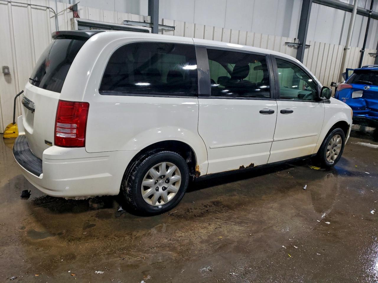 2008 CHRYSLER TOWN & COUNTRY LX photo 3