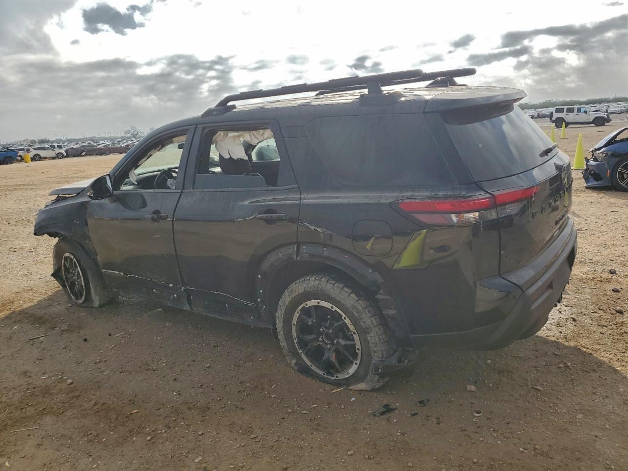 2023 NISSAN PATHFINDER SV photo 2