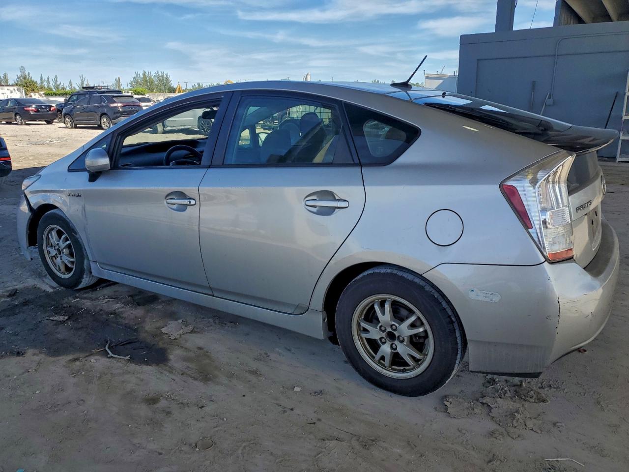 2011 TOYOTA PRIUS photo 2