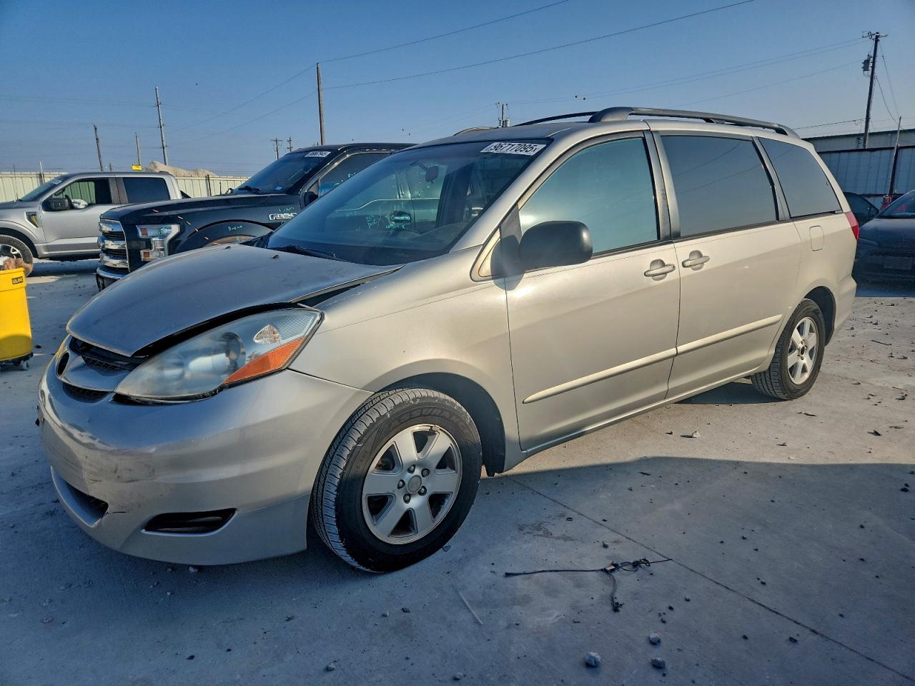 2006 TOYOTA SIENNA CE — FRONT END damage — photo 1