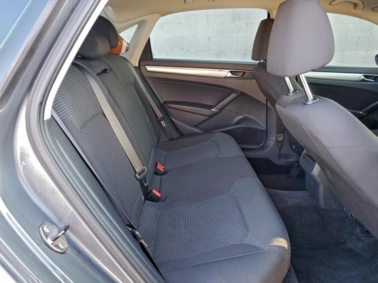 2017 VOLKSWAGEN PASSAT S photo 10