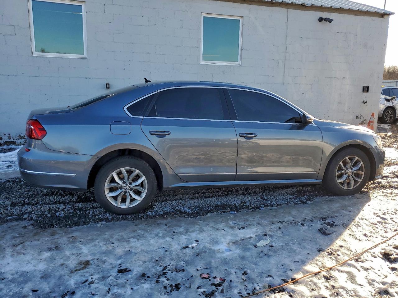 2017 VOLKSWAGEN PASSAT S photo 3