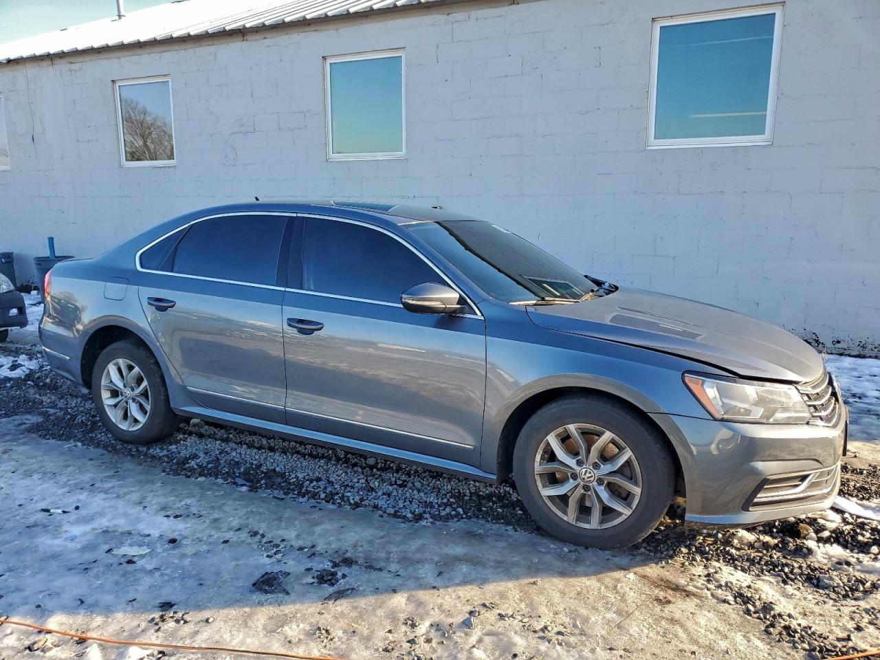 2017 VOLKSWAGEN PASSAT S photo 4