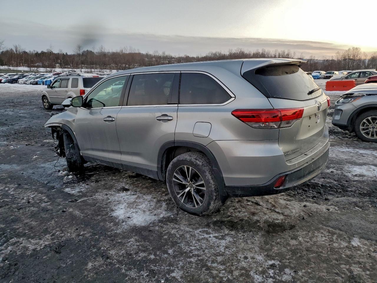 2019 TOYOTA HIGHLANDER LE photo 3