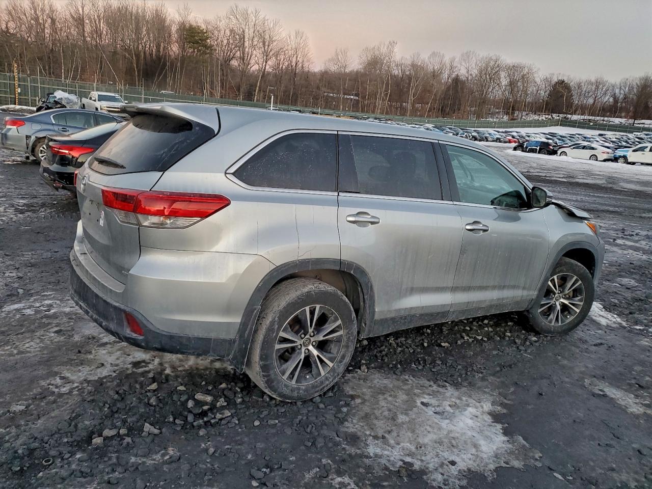 2019 TOYOTA HIGHLANDER LE photo 5