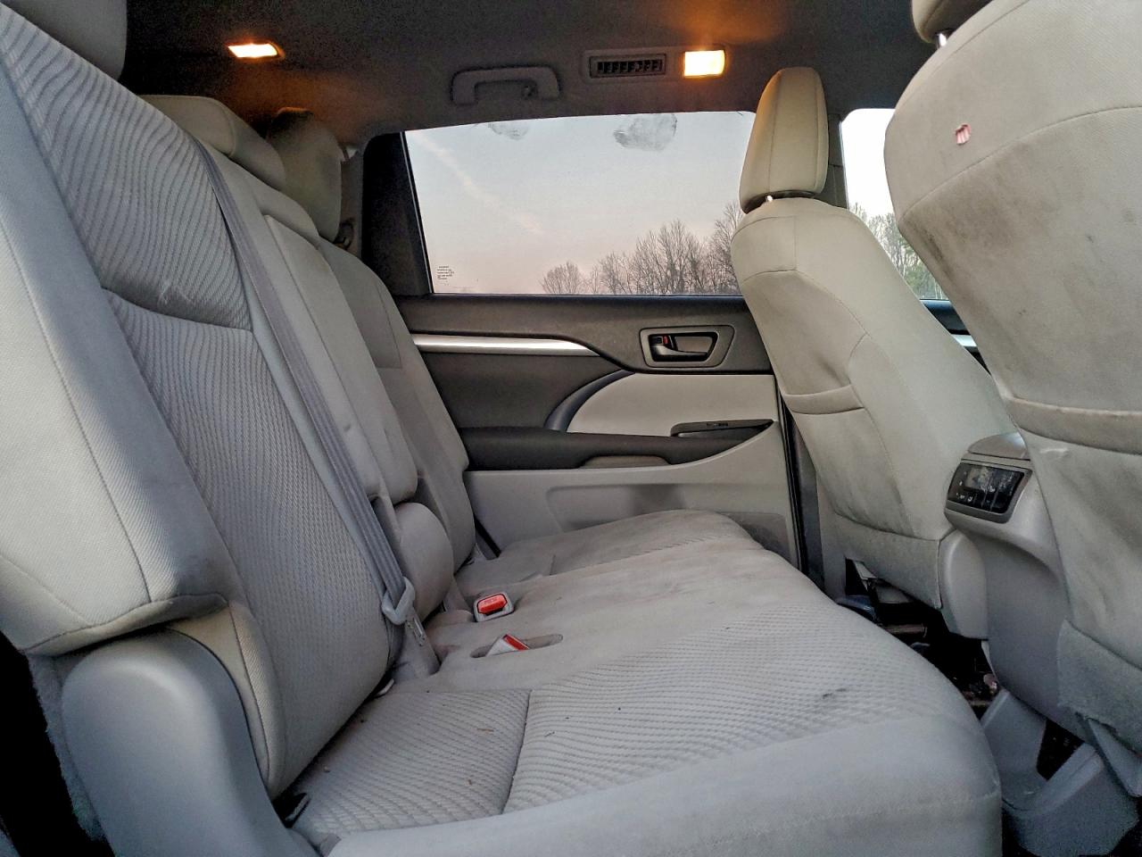 2019 TOYOTA HIGHLANDER LE photo 21