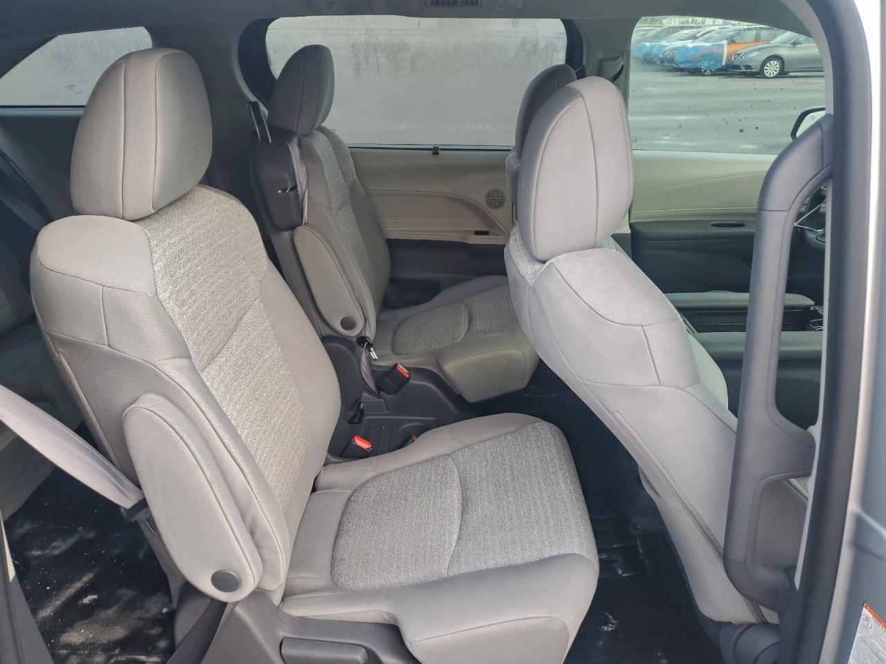 2021 TOYOTA SIENNA LE photo 11