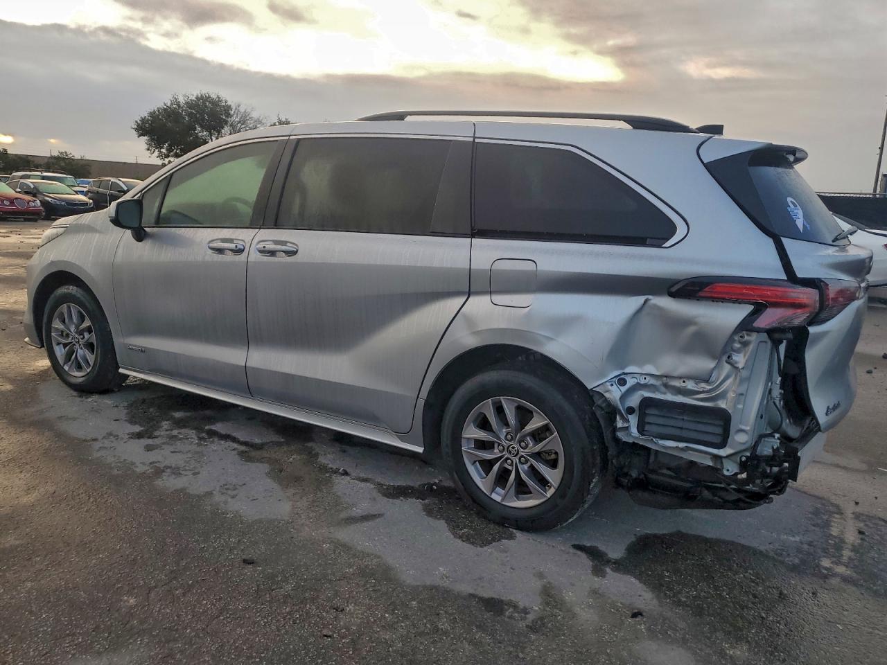2021 TOYOTA SIENNA LE photo 2