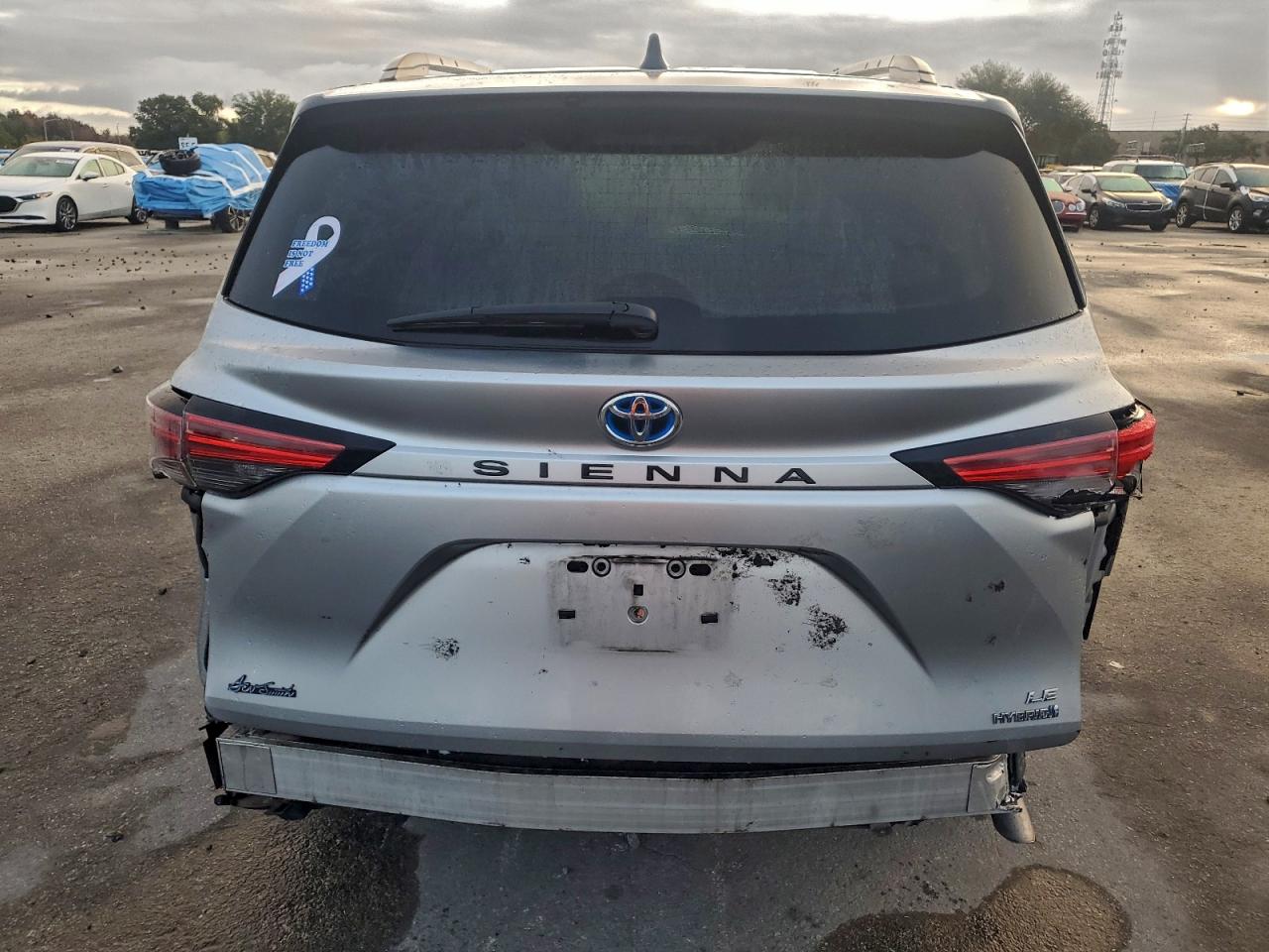 2021 TOYOTA SIENNA LE photo 6
