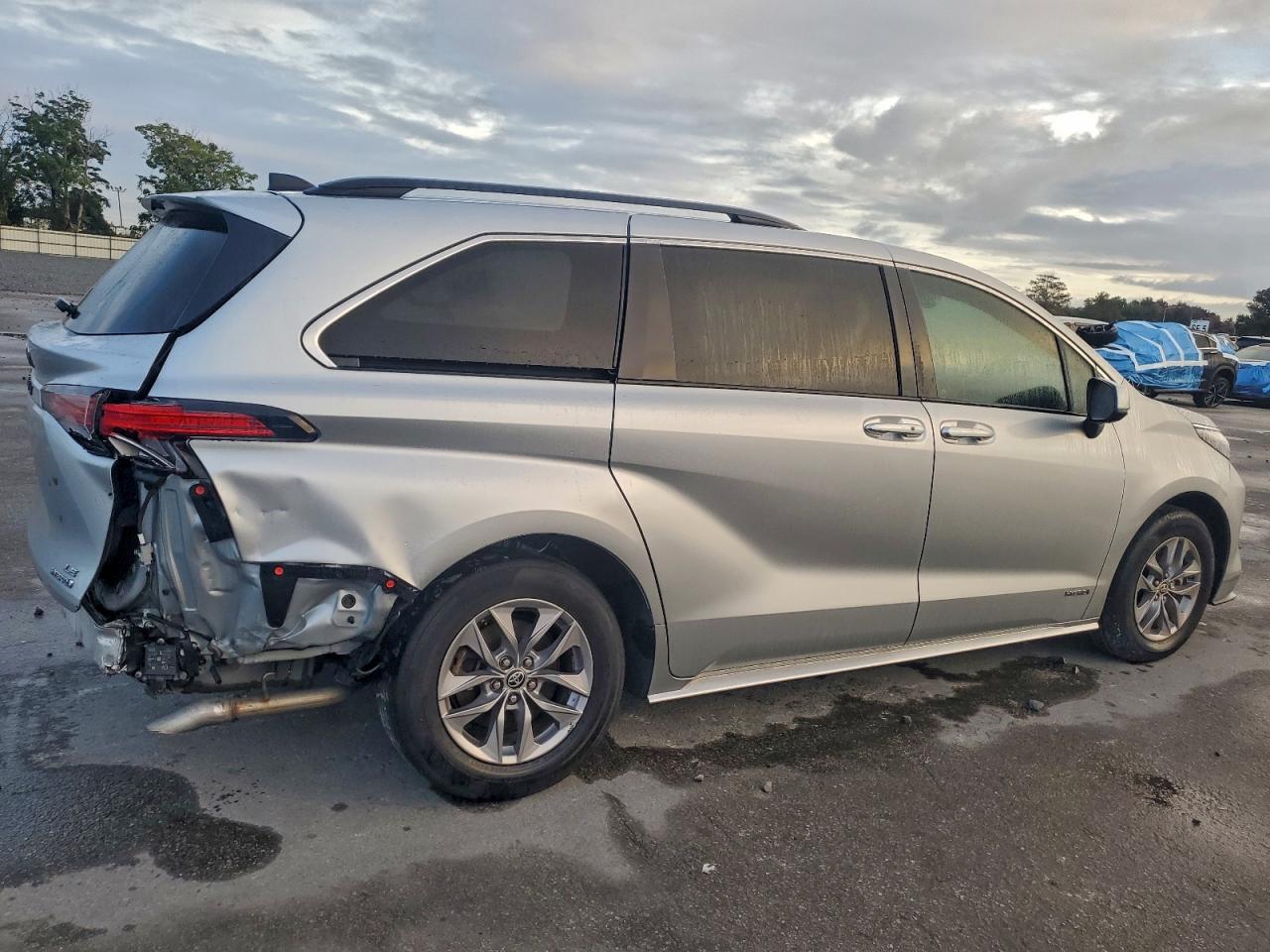 2021 TOYOTA SIENNA LE photo 3