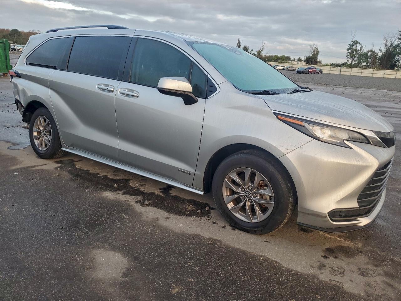 2021 TOYOTA SIENNA LE photo 4