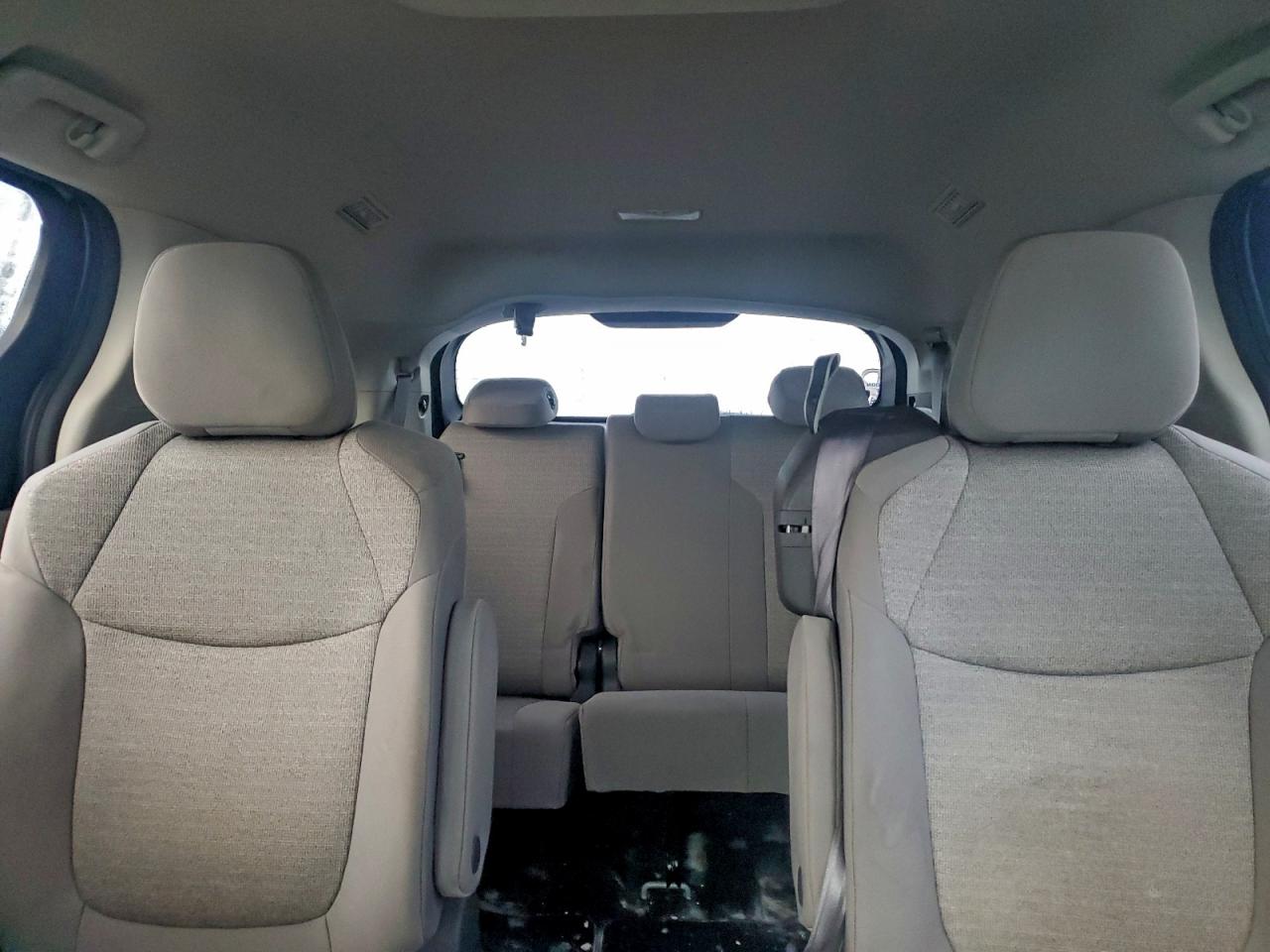 2021 TOYOTA SIENNA LE photo 10
