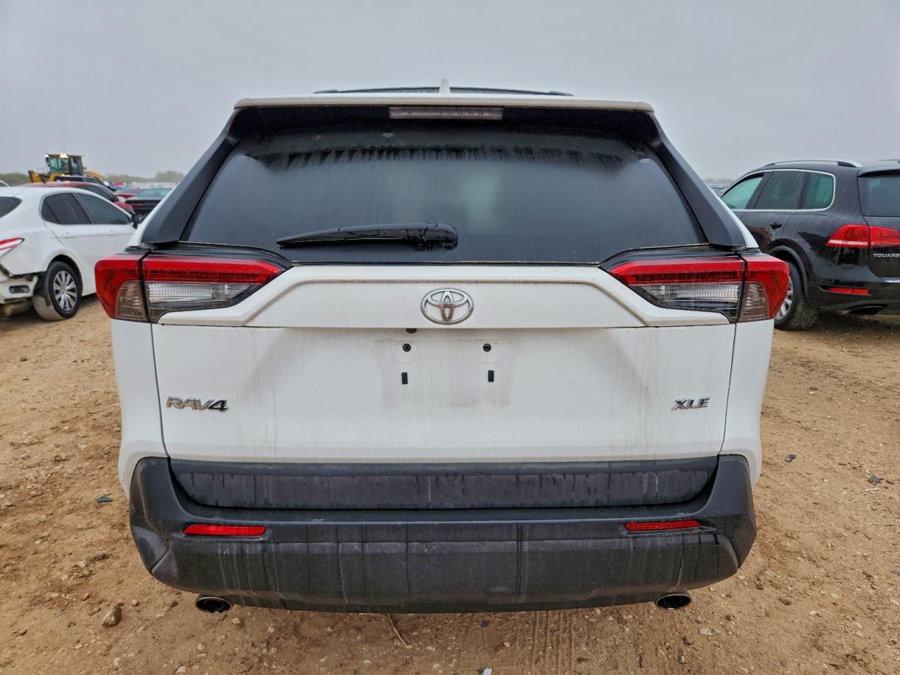 2021 TOYOTA RAV4 XLE photo 6