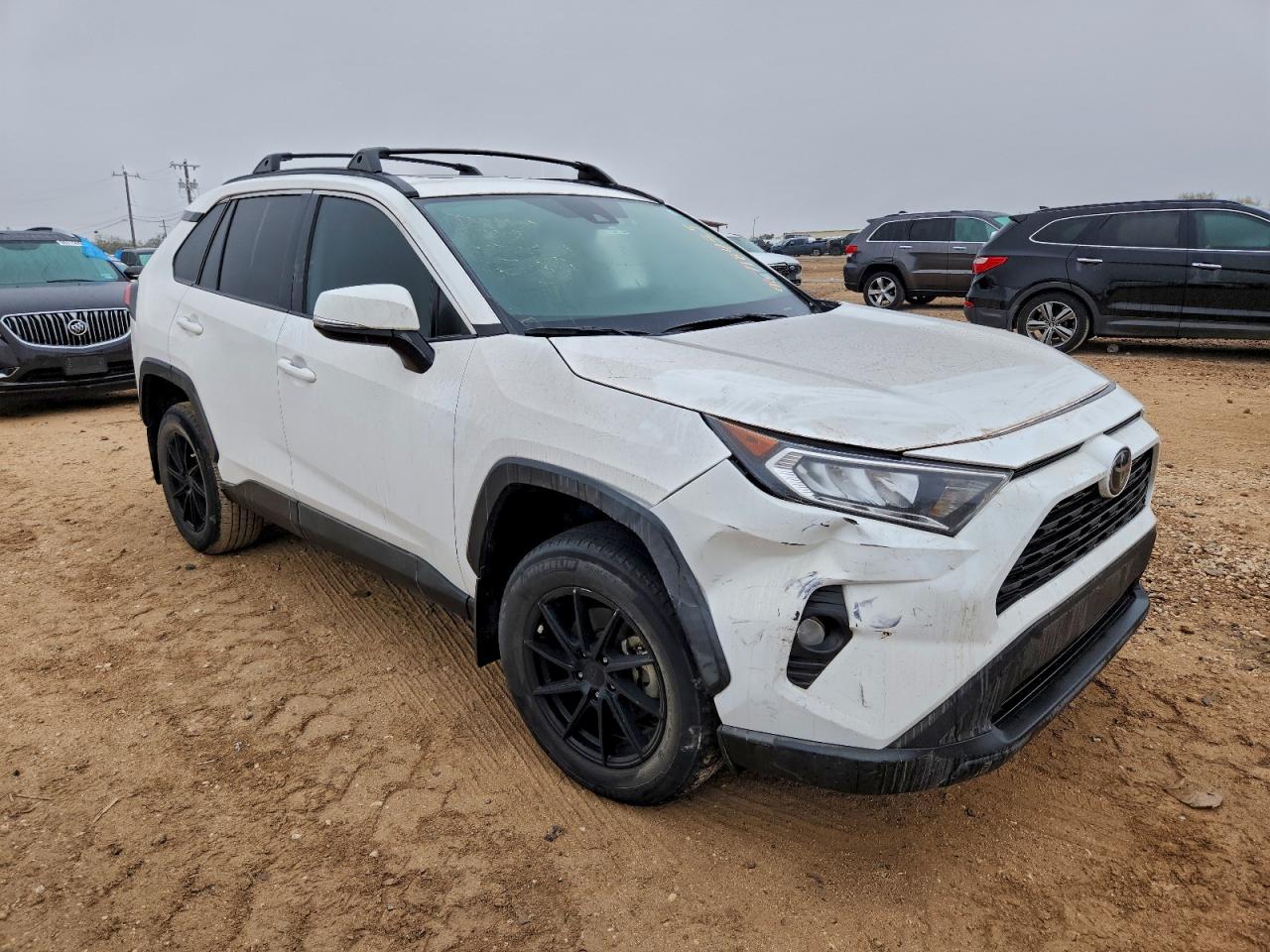 2021 TOYOTA RAV4 XLE photo 4