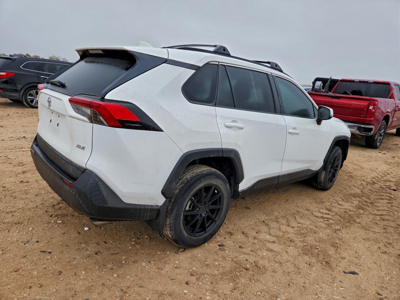 2021 TOYOTA RAV4 XLE photo 3