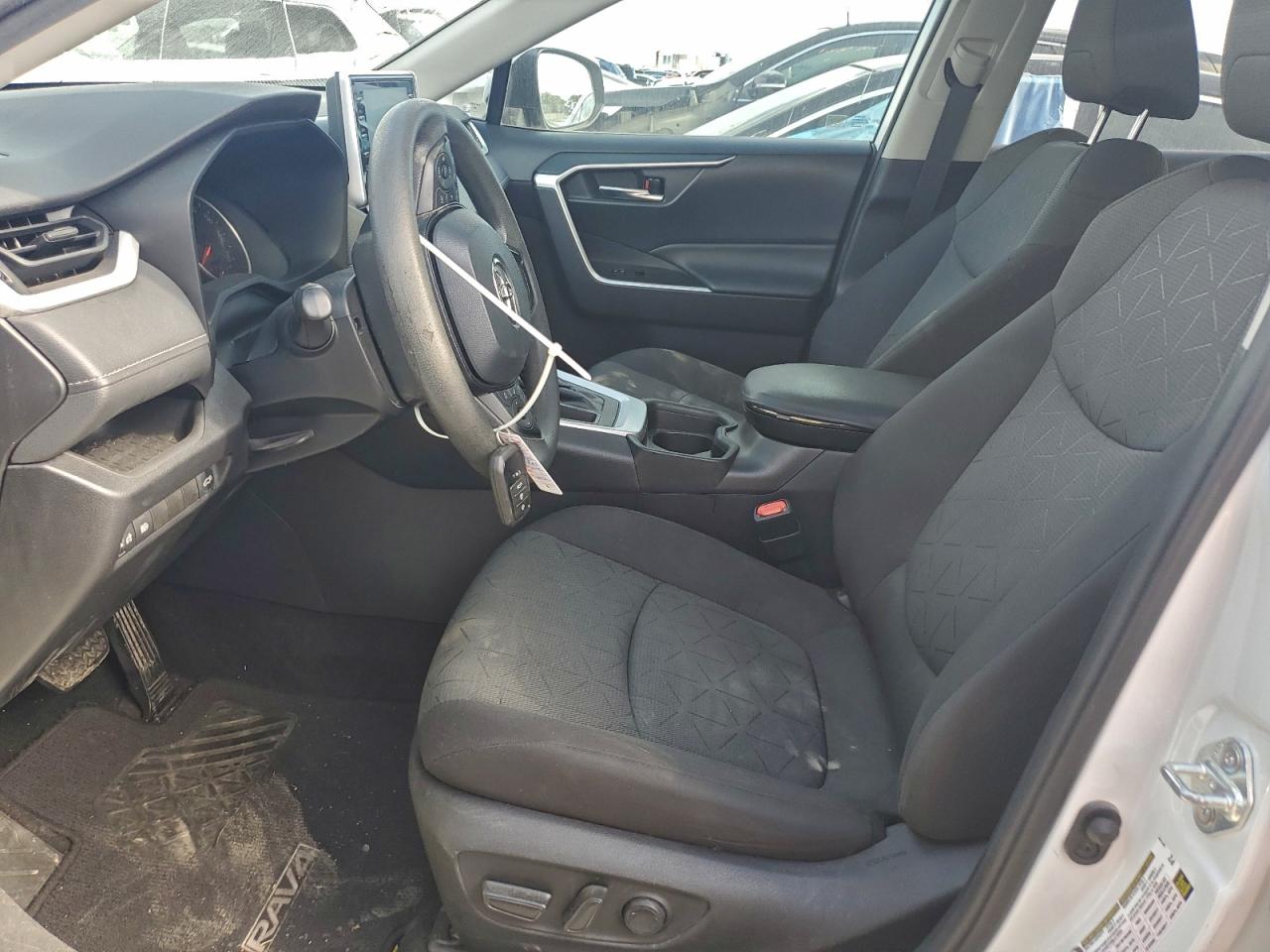 2021 TOYOTA RAV4 XLE photo 7