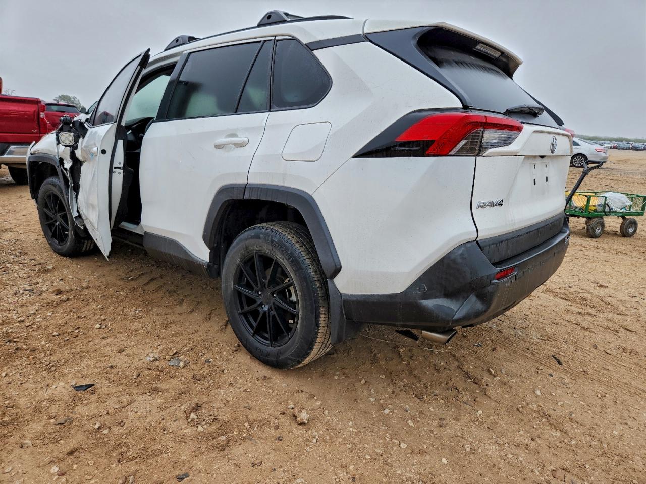2021 TOYOTA RAV4 XLE photo 2