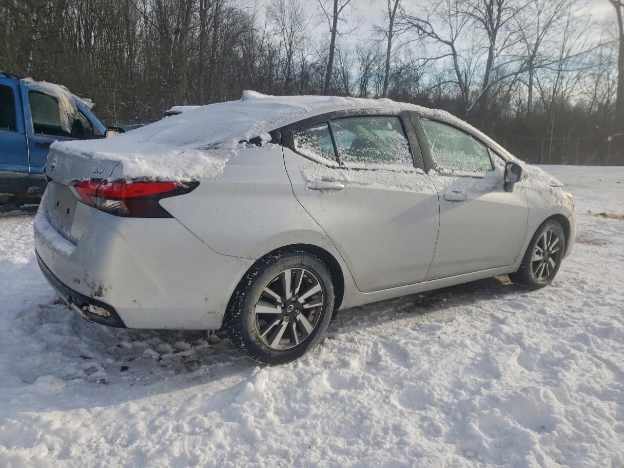 2020 NISSAN VERSA SV photo 3