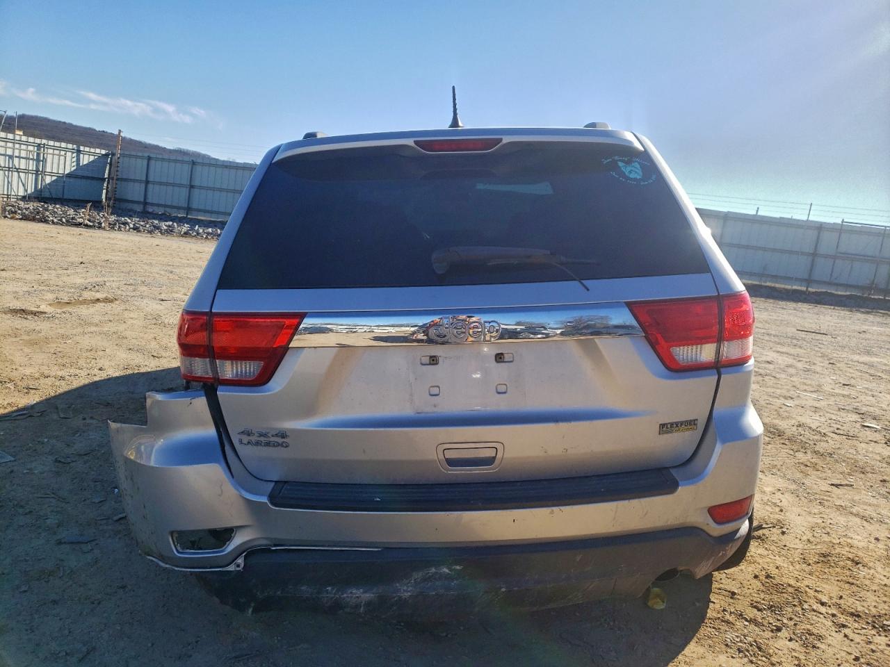 2011 JEEP GRAND CHEROKEE LAREDO photo 6