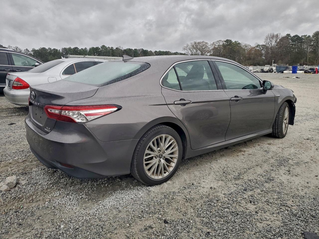 2020 TOYOTA CAMRY XLE photo 3