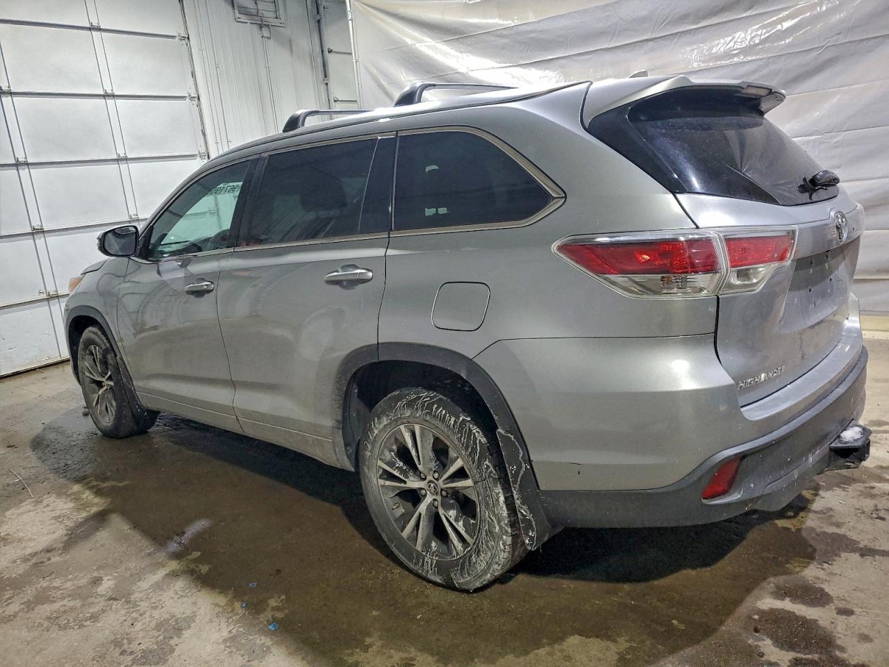 2016 TOYOTA HIGHLANDER XLE photo 2