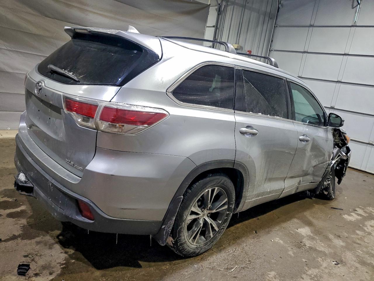 2016 TOYOTA HIGHLANDER XLE photo 3