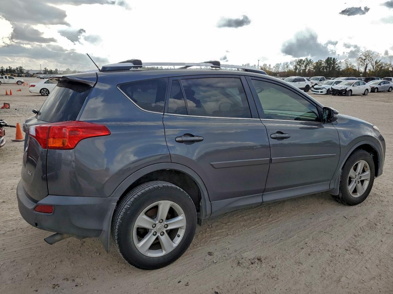 2013 TOYOTA RAV4 XLE photo 3