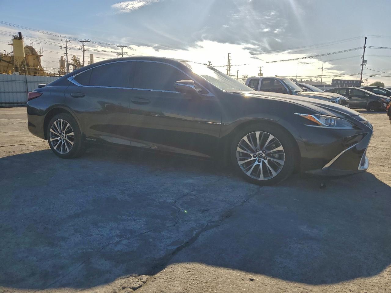 2021 LEXUS ES 300H photo 4