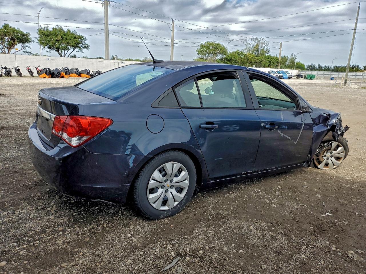 2014 CHEVROLET CRUZE LS photo 3