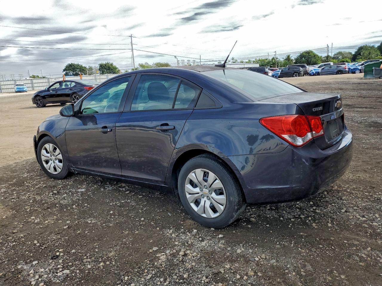 2014 CHEVROLET CRUZE LS photo 2
