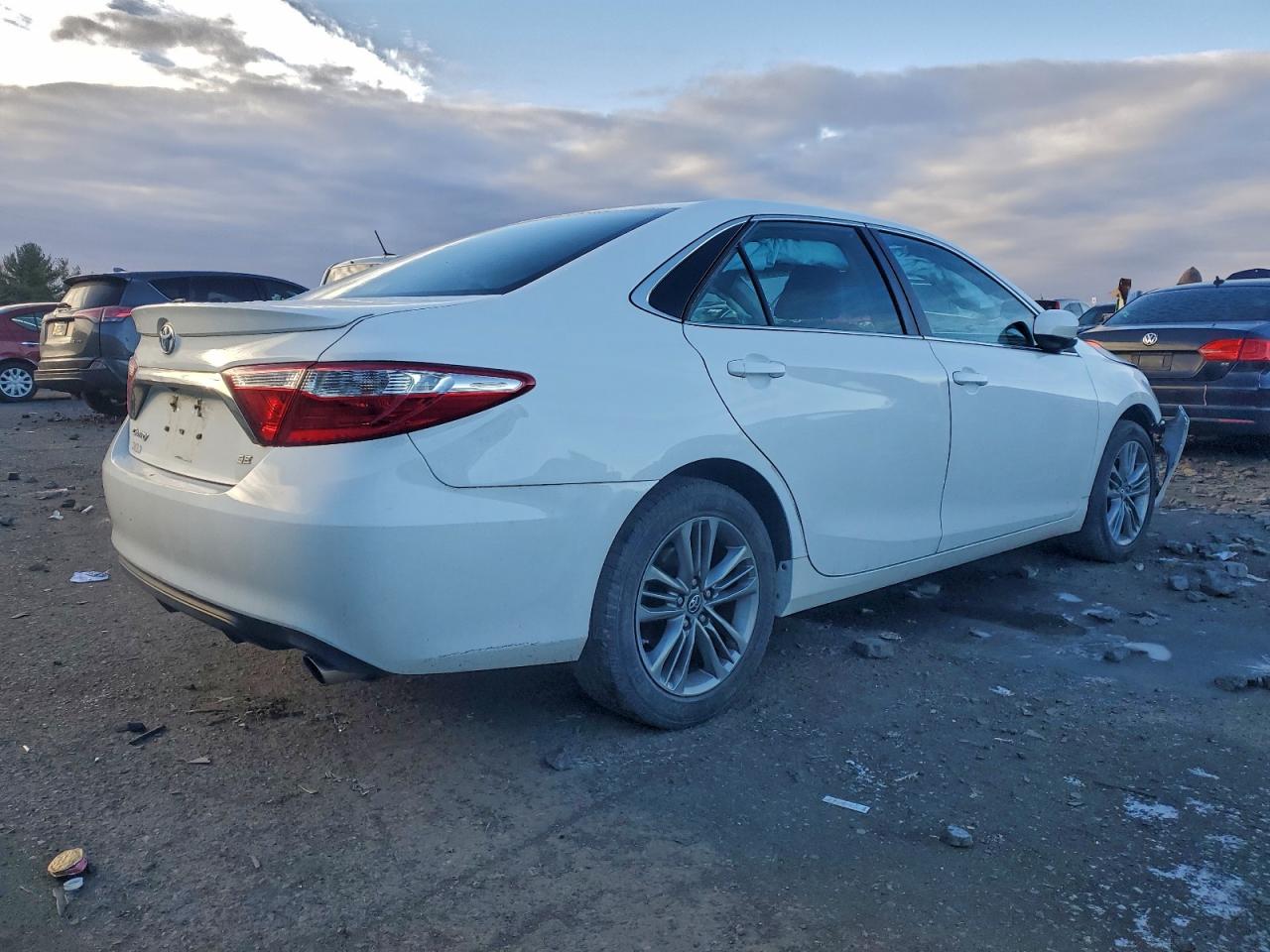 2017 TOYOTA CAMRY SE photo 3