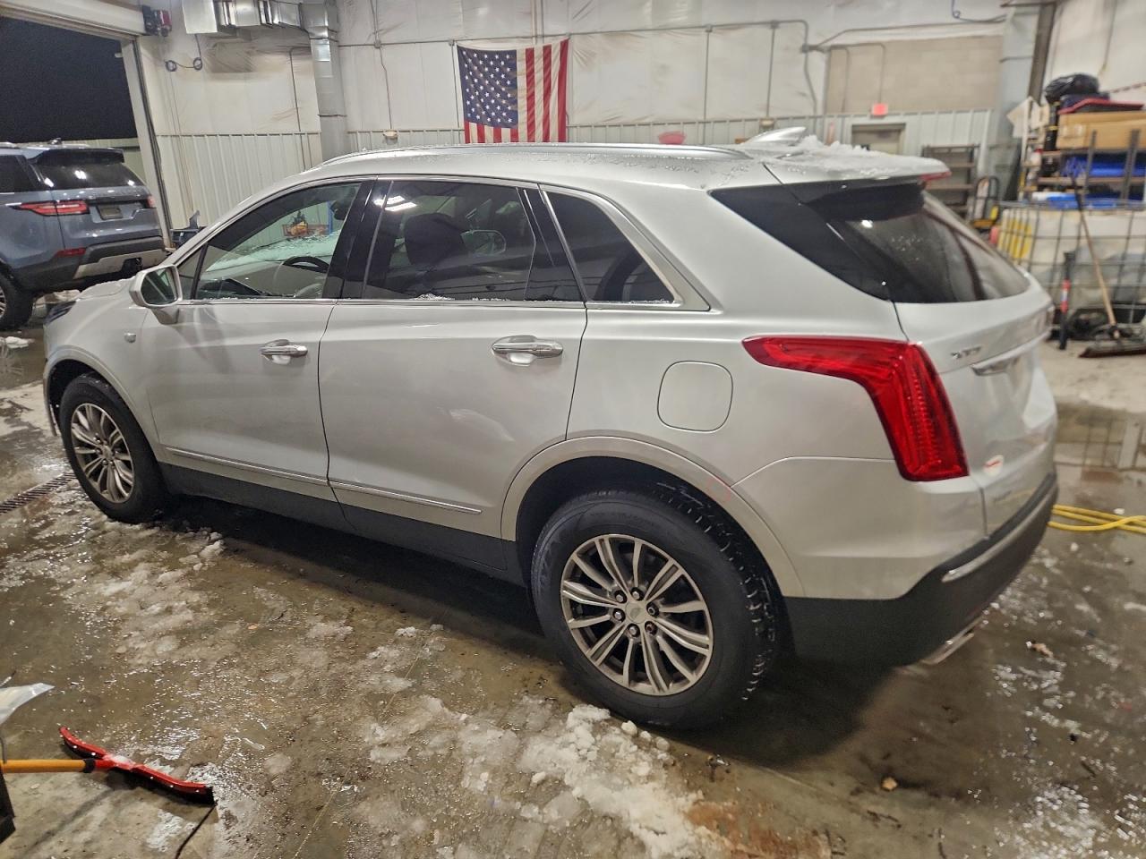 2017 CADILLAC XT5 LUXURY photo 2